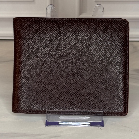 Louis Vuitton Taiga Leather Men’s Bifold Wallet – BurgundyLike New